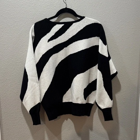 🖤🤍 Carmen Marc Valvo Zebra Print Dolman Sleeve Sweater – Black & White – SZ L - Picture 3 of 3